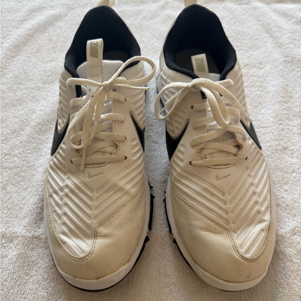 Nike Men's White Athletic Shoes with Black Accents. Size 10.5 Golf Shoe